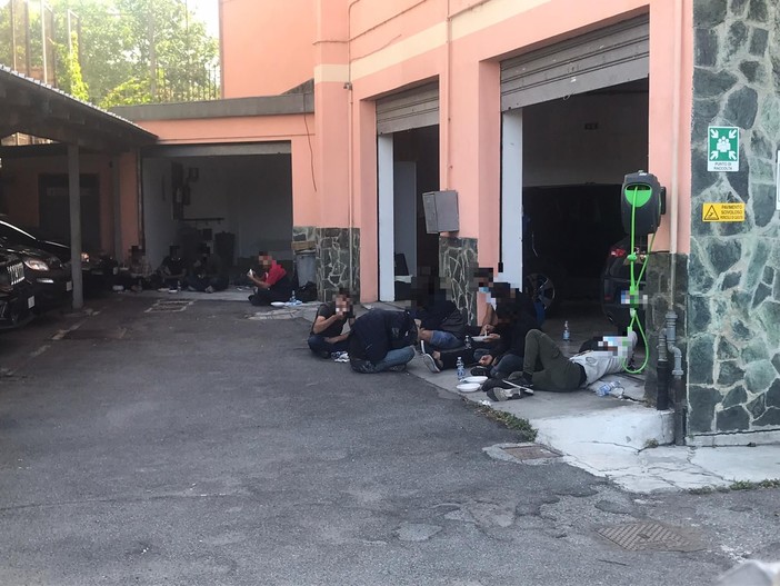 Migranti nei tir in Val Bormida, fra loro anche tre minori: erano stremati e affamati