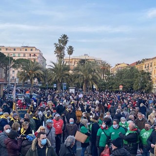 “Il consiglio comunale di Albenga, nella seduta dedicata all'Ospedale, ha mancato una grossa occasione per farsi portavoce all'unanimità delle richieste e delle esigenze dei cittadini. Ancora una volta i partiti si sono rivelati purtroppo il problema e non la soluzione.  Un Consiglio comunale in cui la politica, anziché fare fronte comune, offre al presidente della Regione un modesto spettacolo di divisioni e, purtroppo, di rancori personali anteposti all'interesse della comunità. Un momento triste per Albenga e il suo comprensorio e per chi con entusiasmo e trasparenza ha fin qui lottato per ridare ai cittadini ciò che è stato loro arbitrariamente tolto. Un vero peccato, che probabilmente porterà conseguenze negative all'interno del Movimento #senzaprontosoccorsosimuore. Ancora una volta ‘Arbenga a nescia’ ha dato il meglio di sé”. Così, sulla pagina Facebook dei Fieui di caruggi di Albenga, i monelli dei vicoli commentano il consiglio comunale straordinario che si è tenuto in sala degli Stucchi presso il palazzo comunale ieri sera, 13 aprile.