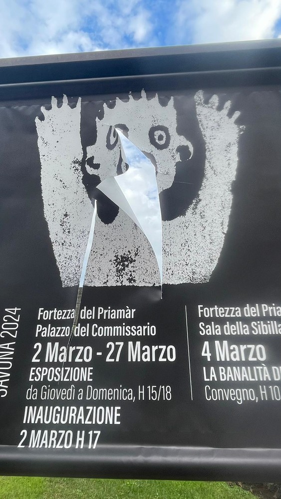 Savona, vandalizzato lo striscione della mostra di Claudio Carrieri al Priama