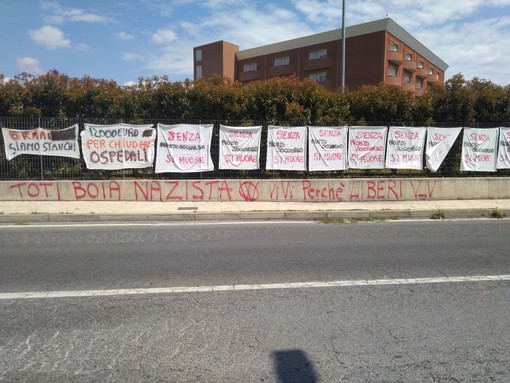 Albenga, vandalizzato il muro dell'ospedale. Scritte contro Toti, Tomatis: &quot;Atti da condannare&quot;