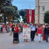 Savona si accende con le luci della fiaccolata contro la violenza sulle donne