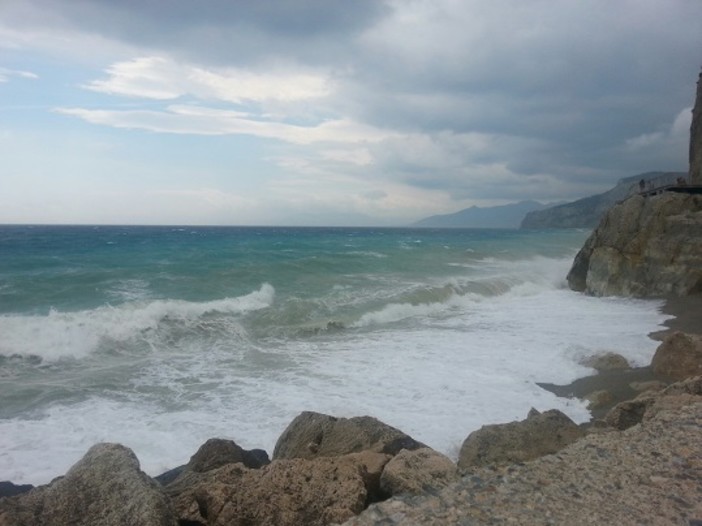 Finale Ligure: gommone con due giovani contro gli scogli, gravemente feriti