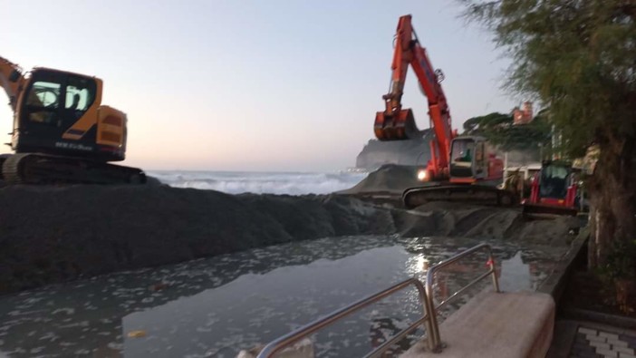 Celle, il mare continua a sferzare il paese: sospeso il lavoro degli escavatori sul Ghiare (FOTO e VIDEO)