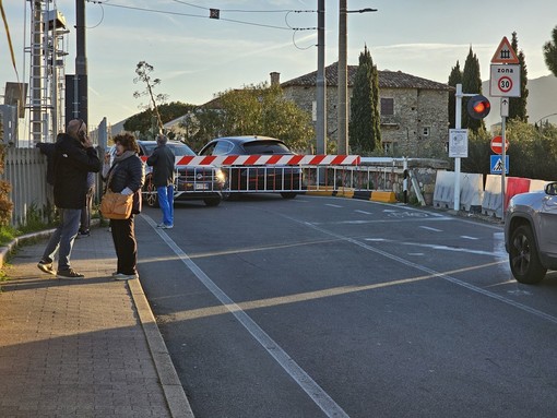 Loano, due macchine rimangono incastrate nel passaggio a livello, disagi al traffico ferroviario