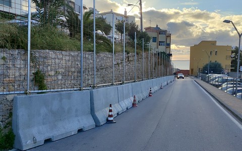 Finale, muro pericolante in cima a Salita del Grillo: strada a senso unico, polemiche sul traffico