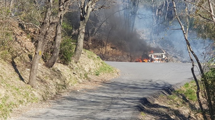 Alassio, macchina a fuoco in zona Vegliasco (FOTO e VIDEO)