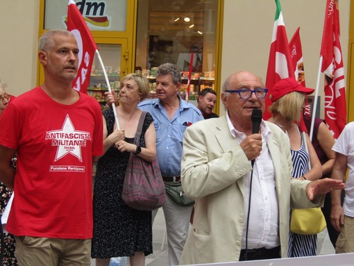 Savona, in 500 scendono in piazza in difesa della sanità pubblica (FOTO e VIDEO)