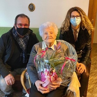 Margherita Poggio in occasione del 102esimo compleanno, in compagnia del sindaco Aldo Picalli e dell'assessore Alessandra Garra