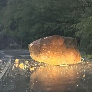 Grosso masso si stacca dalla parete rocciosa e finisce sulla carreggiata: chiusa la provinciale tra Bragno e Ferrania