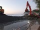 Celle, il mare continua a sferzare il paese: sospeso il lavoro degli escavatori sul Ghiare (FOTO e VIDEO)