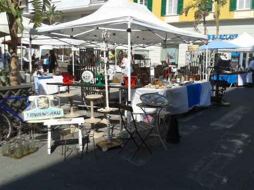 Albenga, domenica mercatino dell'antiquariato