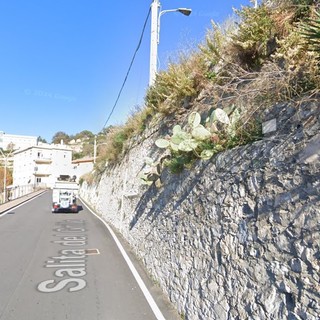 Il muro pericolante tra via Caviglia e Salita del Grillo (immagine di repertorio Google Maps)