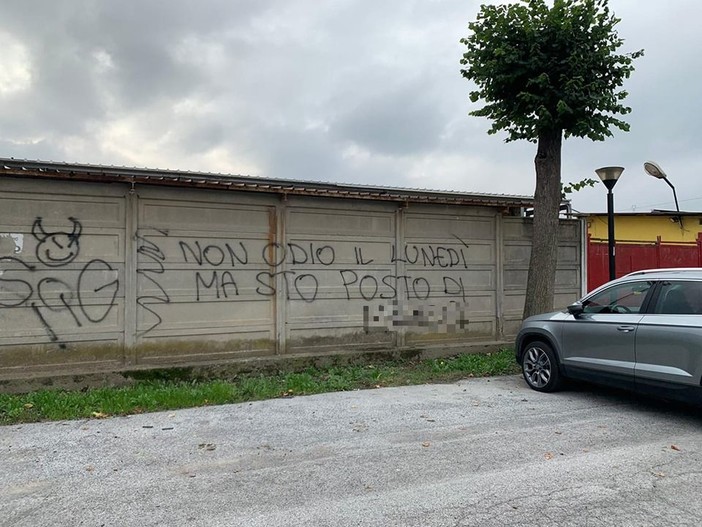 Millesimo, vandali imbrattano il muro di cinta degli impianti sportivi (FOTO)