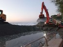 Celle, il mare continua a sferzare il paese: sospeso il lavoro degli escavatori sul Ghiare (FOTO e VIDEO)