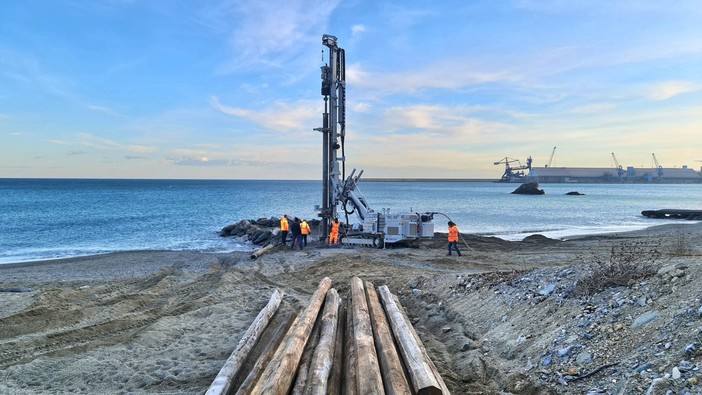 Albissola, partono i lavori alla Margonara per la realizzazione di un pontile in legno e uno scivolo per le barche (FOTO e VIDEO)