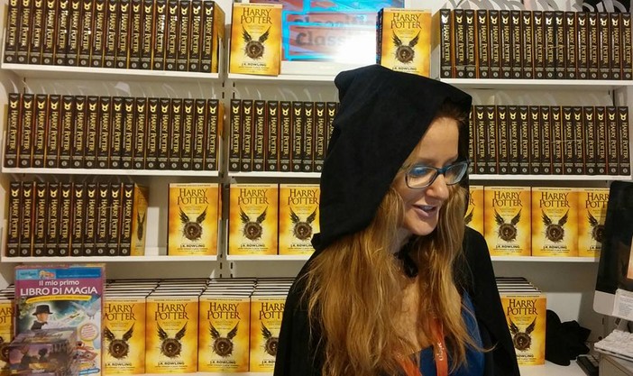 Una folla di maghetti in attesa del libro di Harry Potter alla Ubik