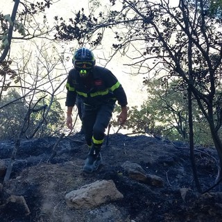 Fiamme nei boschi dell'entroterra ingauno: incendio sotto controllo, prosegue la bonifica (FOTO e VIDEO)