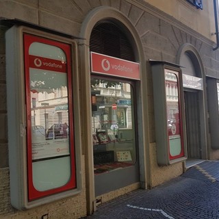 Albenga, i vandali colpiscono nuovamente il negozio &quot;FT Communication&quot;