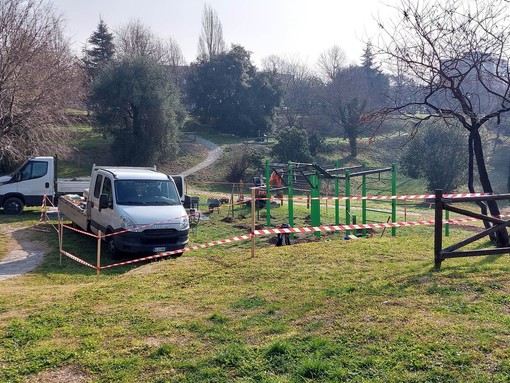 Savona, nuovo attrezzo calisthenics nel parco della Rocca: a breve verranno sostituiti i giochi (FOTO)