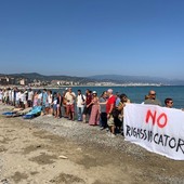 No al rigassificatore, la protesta continua sotto la Provincia: spazio alle bottiglie vuote di candeggina e una lista di cori