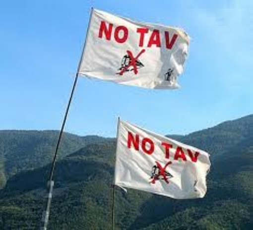 Incendi dolosi e scritte NO TAV