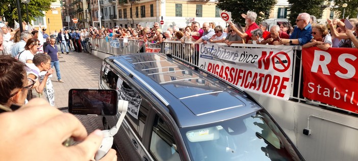 Rigassificatore, la maxi protesta dalla Provincia con cori, fischi e striscioni contro Toti: bloccata la strada (FOTO e VIDEO)