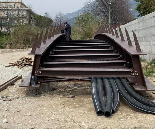 Nuova passerella a Borghetto: &quot;Struttura portante ultimata. 'Varo' previsto la prossima settimana&quot; (FOTO)