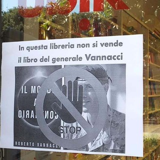 “Non vendiamo il libro di Vannacci” e la libreria viene presa di mira dagli haters
