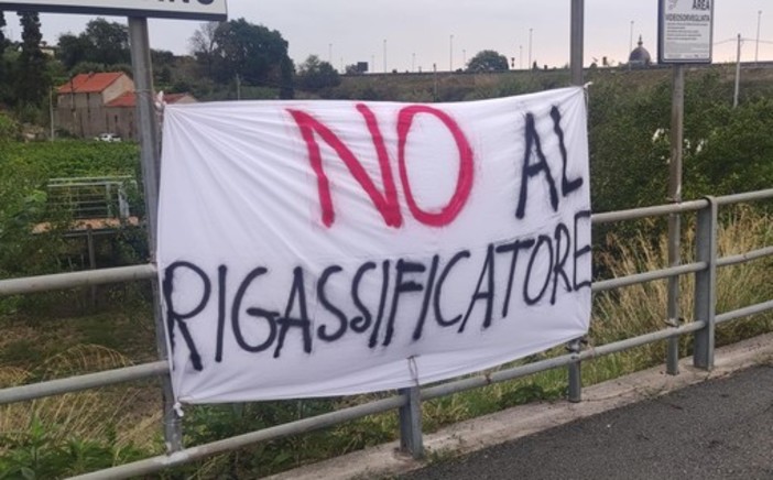 No al rigassificatore, alle 15 la manifestazione: una catena umana in spiaggia da Albissola a Spotorno