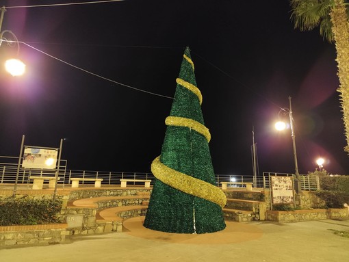 Laigueglia accende il grande albero di Natale luminoso