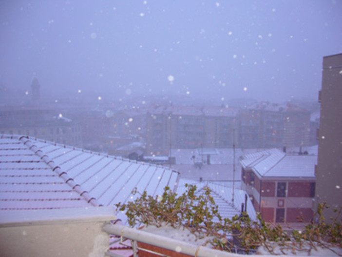 Savona: neve nella citt&amp;agrave; della Torretta (foto di un l