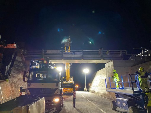 Varazze, posato il nuovo ponte sostitutivo sopra l'A10: nella mattinata di venerdì la riapertura al traffico