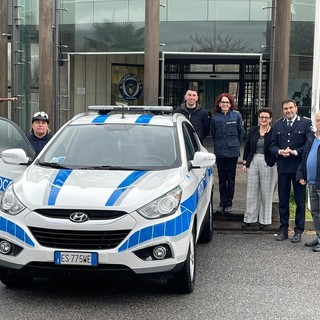 Albenga, auto sequestrata entra nel parco mezzi della polizia locale (FOTO)