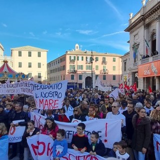 No al rigassificatore a Savona, #quellidellacatena rispondono a Toti: &quot;Basta alla continua strumentalizzazione&quot;