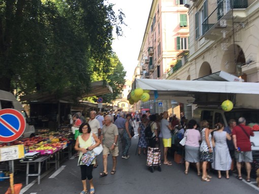 Savona, incontro ambulanti e assessore Zunato: cambia l'orario del mercato