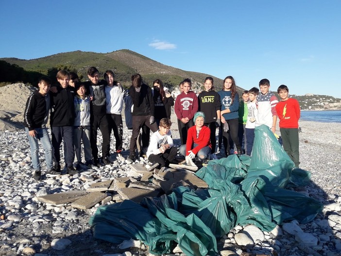 I giovani del &quot;Consiglio Comunale dei ragazzi del Golfo dell'Isola&quot; puliscono le spiagge spotornesi