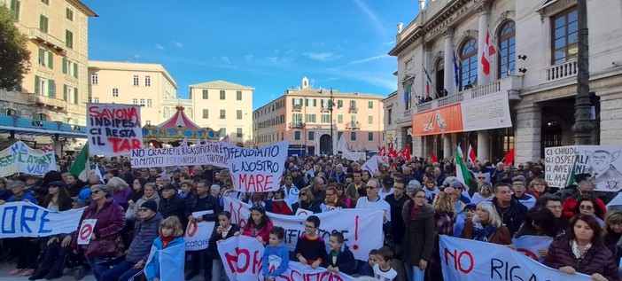 No al rigassificatore a Savona, #quellidellacatena rispondono a Toti: &quot;Basta alla continua strumentalizzazione&quot;