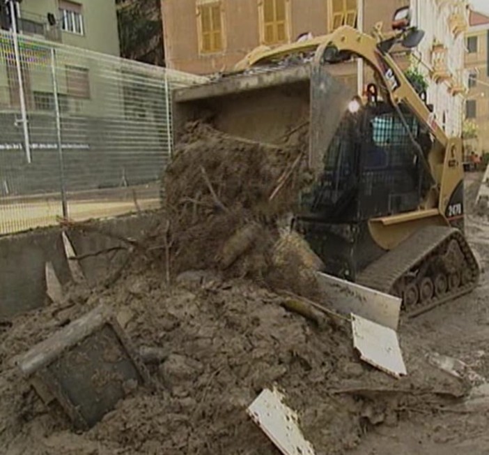 Varazze: maltempo, al lavoro da ore per liberare strade e piazze dal fango (foto)