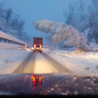 Mezzi bloccati dalla neve in Val Bormida: disagi al traffico su Sp28 e A6