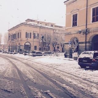 Carcare ripristina le attrezzature danneggiate a seguito della caduta di rami in piazza Caravadossi