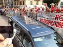 Rigassificatore, la maxi protesta dalla Provincia con cori, fischi e striscioni contro Toti: bloccata la strada (FOTO e VIDEO)