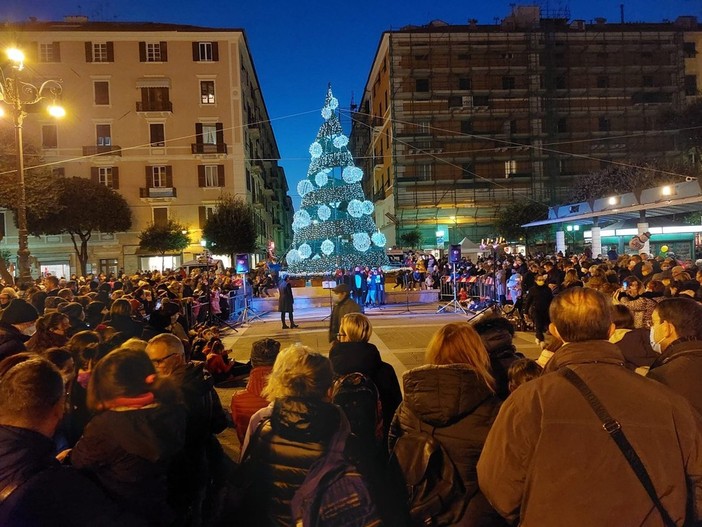 Savona, per Natale: illuminazione di monumenti ed edifici cittadini e albero stilizzato da 12 metri