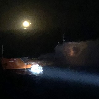 Mercantile a fuoco: l'equipaggio di Costa Luminosa mette in salvo 11 marinai (VIDEO)