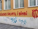 Scritte vandaliche no vax alle scuole Pertini Colombo e al nido di Lavagnola