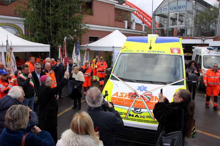 Savona, la Croce Bianca inaugura una nuova ambulanza: medaglie alla memoria a Aldo Pastore e Antonio Sordi (FOTO)