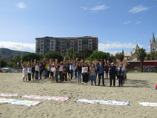 Rigassificatore, prosegue la protesta: un No &quot;umano&quot; contro il progetto sulla spiaggia di Zinola (FOTO)