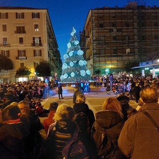 Savona, per Natale: illuminazione di monumenti ed edifici cittadini e albero stilizzato da 12 metri