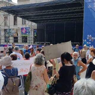 Savona, i comitati contro il rigassificatore in piazza Sisto: &quot;Soddisfatti del cambio di strategia della Regione, ora uniti fermiamo il progetto&quot;