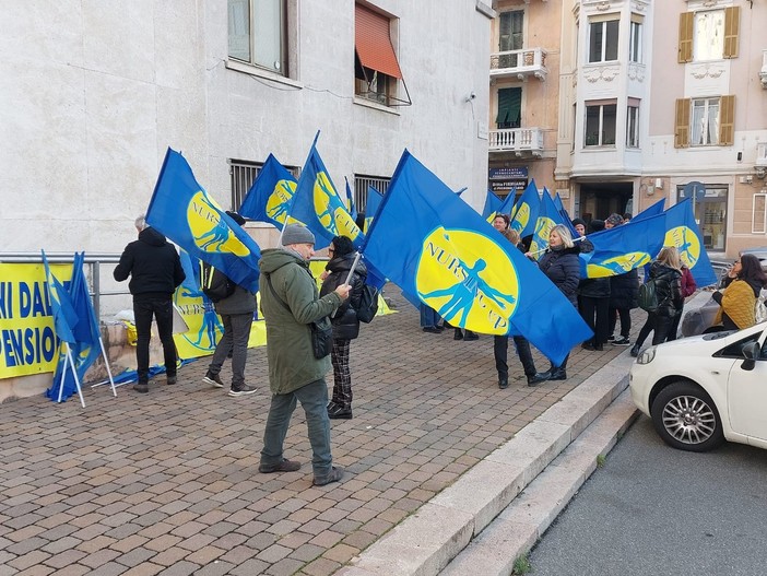 Sciopero sanità, presidio sotto la Prefettura del sindacato degli infermieri Nursing up