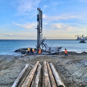 Albissola, partono i lavori alla Margonara per la realizzazione di un pontile in legno e uno scivolo per le barche (FOTO e VIDEO)